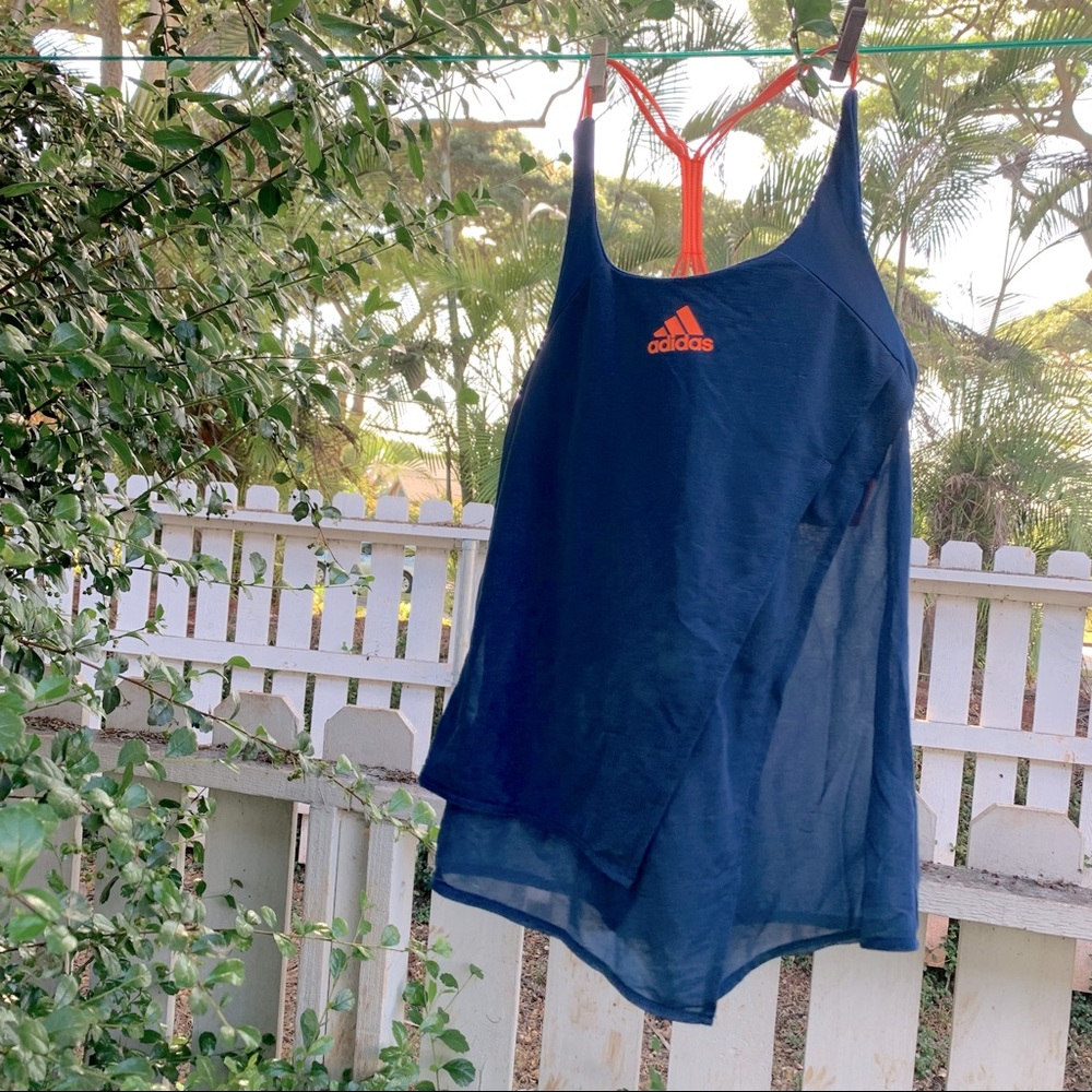 Adidas workout top with built in bra 💙